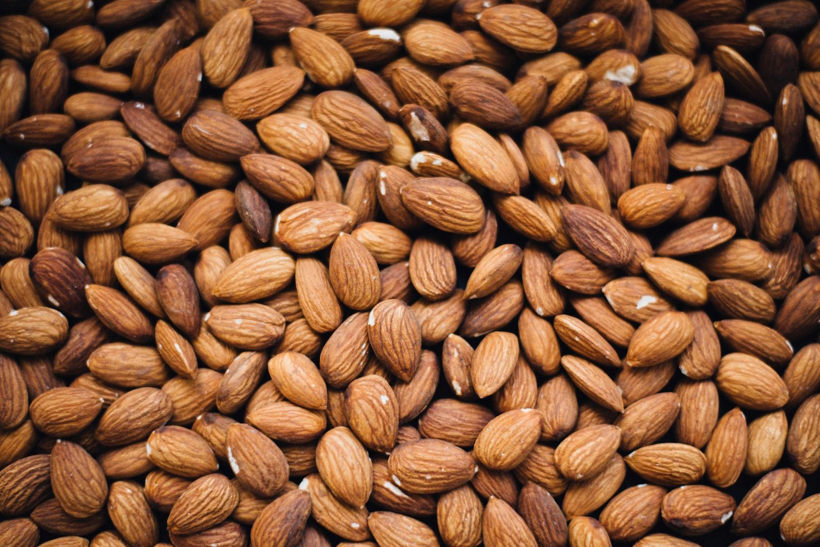 Raw almonds